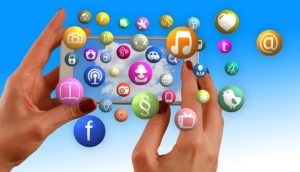 Hands Smartphone Social Media  - geralt / Pixabay