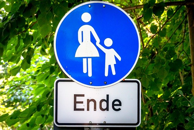 Road Sign Mother Child Attention  - analogicus / Pixabay