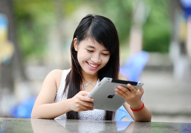 Ipad Girl Tablet Internet  - cuncon / Pixabay