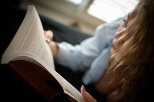 Woman Girl Book Read Reading  - Licya / Pixabay
